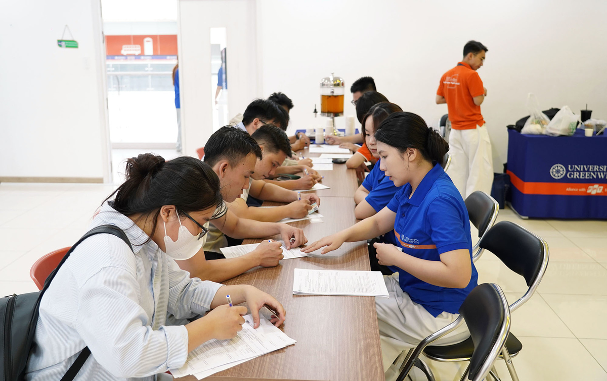 <p class="Normal" dir="ltr" style="text-align:justify;"> Sáng nay tại TP HCM, FPT phối hợp cùng trường ĐH Greenwich Việt Nam tổ chức hoạt động hiến máu. Đây là lần thứ 119, chương trình hiến máu nhân đạo diễn ra tại các đơn vị của FPT.</p> <p class="Normal" dir="ltr" style="text-align:justify;"> Từ 7h30, Ban tổ chức đã đón những sinh viên đầu tiên tham gia hiến máu. Địa điểm tổ chức được bố trí tại tầng 3 của trường và có tình nguyện viên hỗ trợ ngay tại cửa.</p>