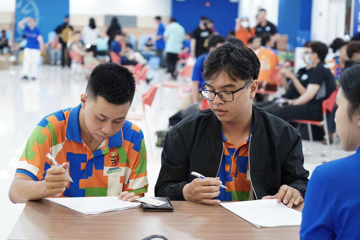 <p class="Normal" dir="ltr" style="text-align:justify;"> Tại bàn tiếp đón, các bạn tình nguyện viên hướng dẫn sinh viên điền thông tin vào phiếu đăng ký. Thông tin cá nhân, tiền sử bệnh án được khai báo đầy đủ, đảm bảo an toàn cho cả người hiến và người nhận.</p> <p class="Normal" dir="ltr" style="text-align:justify;"> Được sự kêu gọi từ nhà trường, Hoàng Việt (bên trái) cùng bạn dành thời gian đến với hoạt động ý nghĩa này. Cả hai chăm chú đọc kỹ từng dòng thông tin, lưu ý về bệnh án được đề cập trong phiếu đăng ký để đảm bảo các thông tin được kê khai đầy đủ và đúng, thuận tiện cho cán bộ y tế đánh giá.</p>