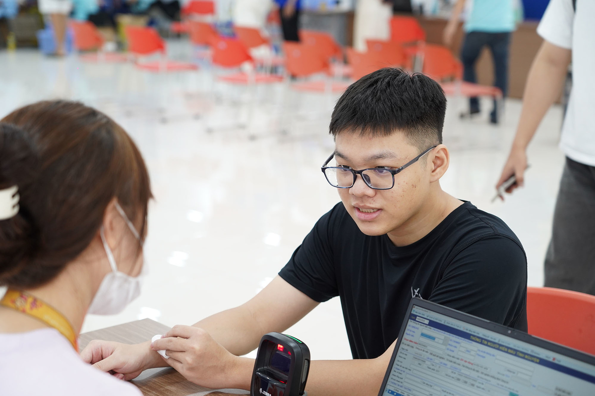 <p class="Normal" dir="ltr" style="text-align:justify;"> Các thông tin về người hiến cũng được cập nhật lên hệ thống phía bệnh viện. Với những sinh viên lần đầu hiến máu sẽ được bác sĩ thăm hỏi kỹ càng, động viên tinh thần để tránh người hiến căng thẳng, ảnh hưởng quá trình hiến máu cũng như sức khỏe sau khi hiến.</p>