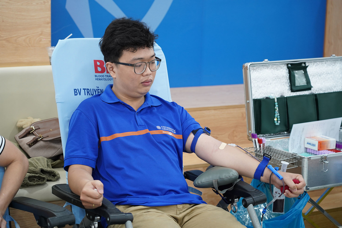 <p class="Normal" style="text-align:justify;"> Hồ Minh Thành tập trung thực hiện đúng hướng dẫn từ cán bộ y tế. Tham gia hiến máu, với Thành nói riêng và sinh viên ĐH Greenwich Việt Nam nói chung, là hành động sẻ chia, lan tỏa giá trị nhân văn và góp sức cho cộng động.</p>