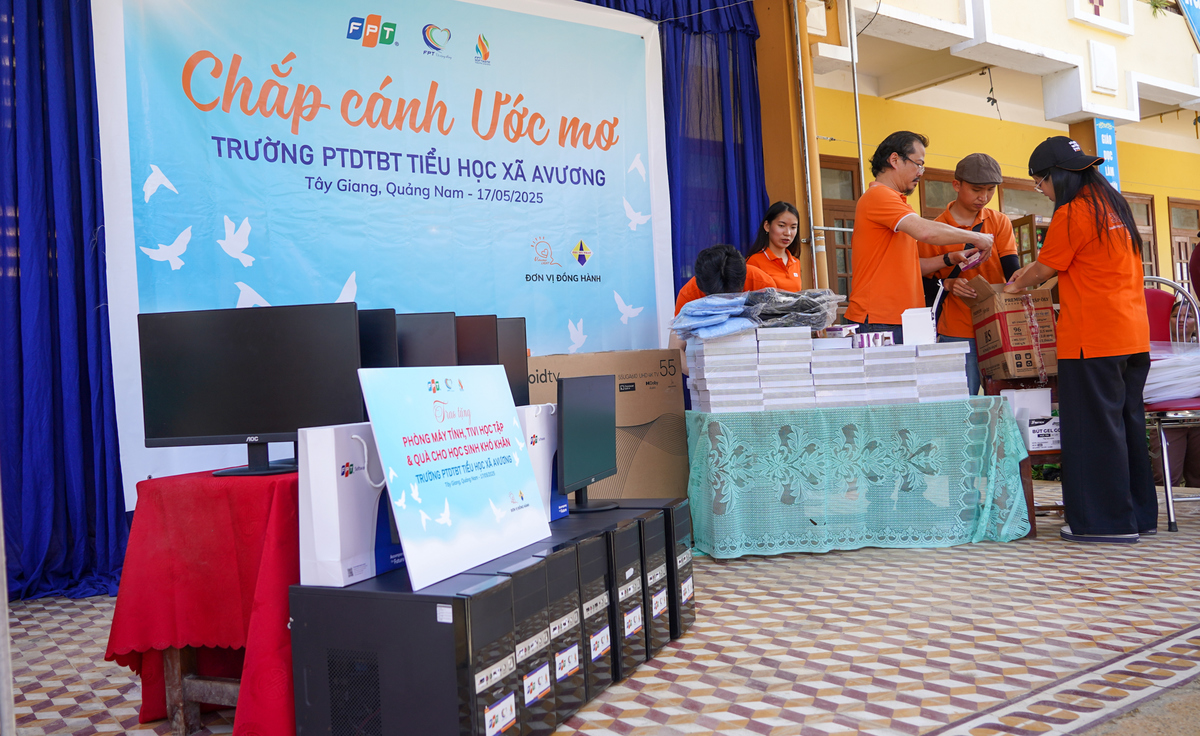 <p style="text-align:justify;"> Đợt này, FPT gửi tặng 2 điểm trường 3 tivi phục vụ dạy học, 10 bộ máy tính. </p>