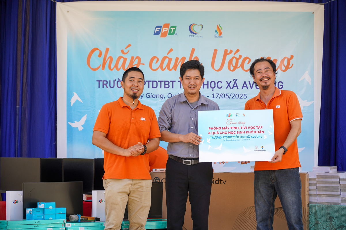 <p style="text-align:justify;"> Thầy Lê Xuân Tuấn - Phó hiệu trưởng Trường PTDTBT Tiểu học xã A Vương - gửi lời cảm ơn tấm lòng của FPT đã không quản khó khăn, khoảng cách để tiếp sức các em học sinh, giúp nhà trường có thêm tivi, có thêm máy tính để các em thực hành. Thầy Tuấn bày tỏ cam kết, nhà trường sẽ sử dụng những thiết bị này một cách hiệu quả, thiết thực và mong muốn một ngày không xa sẽ nhìn thấy chính học sinh của trường làm việc tại FPT.</p>