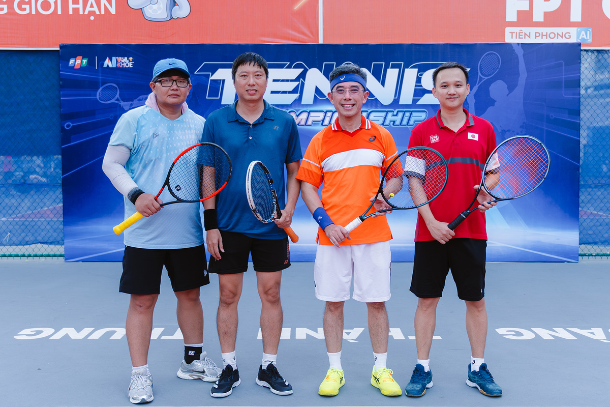 <p class="Normal" style="text-align:justify;"> Càng vào sâu vòng trong, thể lực và chiến thuật trở thành yếu tố quyết định thành tích của các vận động viên. Tại chung kết Series A, cặp vận động viên Hoàng Việt Anh - Trần Thanh Tú &lpar;nhà Viễn thông&rpar; gặp Trần Ngọc Hậu - Trần Khả Hưng &lpar;nhà Phần mềm&rpar; diễn ra trong không khí sôi nổi và tràn ngập tiếng riêng hò của các cổ động viên.</p>