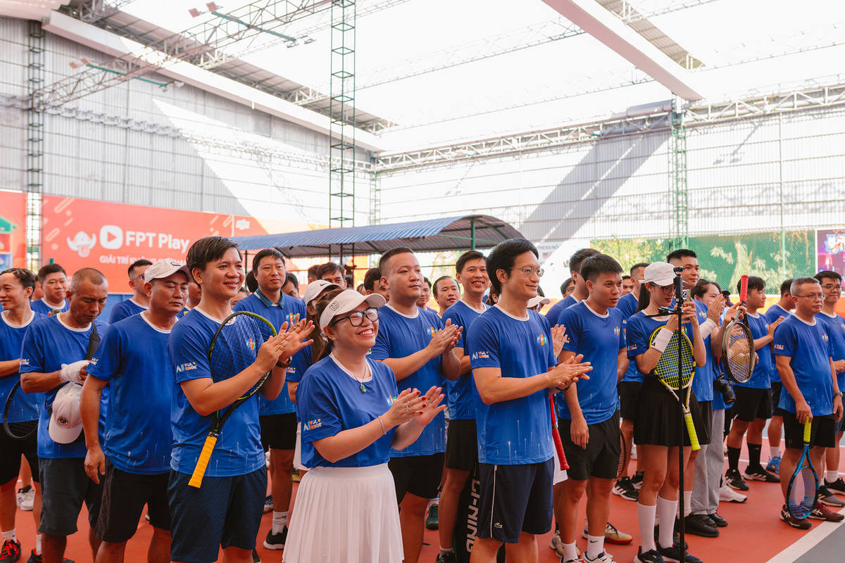 <p class="Normal" style="text-align:justify;"> Giải đấu năm nay thu hút sự tham gia của nhiều lãnh đạo, cho thấy mức độ quan tâm và tinh thần đồng hành phong trào thể thao của Tập đoàn. Trong số các tay vợt góp mặt có anh Hoàng Việt Anh - Chủ tịch nhà Viễn thông; anh Đào Duy Cường - Giám đốc Công nghệ và Chuyển đổi số nhà Phần mềm; anh Lê Hùng Cường - Giám đốc Chuyển đổi số FPT Digital; anh Phạm Nguyên Vũ - Tổng giám đốc UTOP - FPT IS; anh Tăng Phú Khoa - Giám đốc nhà Phần mềm khu vực Cần Thơ,...</p>