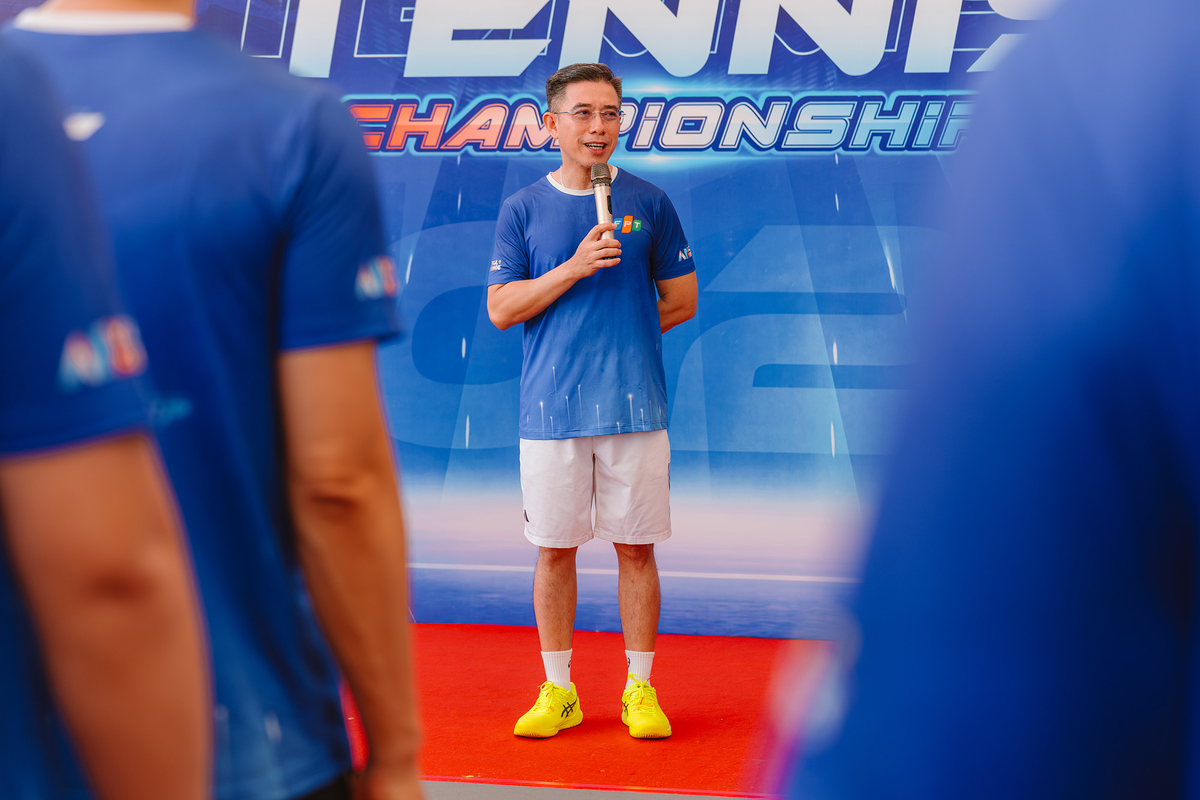 <p class="Normal" style="text-align:justify;"> Tại lễ khai mạc, anh Hoàng Việt Anh - Chủ tịch nhà Viễn thông, đại diện Ban tổ chức gửi lời chào mừng nồng nhiệt đến các vận động viên ba miền hội tụ về tham gia tranh tài tại giải đấu của Tập đoàn. Anh nhấn mạnh: “Gần đây, nhiều môn thể thao mới đang vươn lên và cạnh tranh mạnh mẽ với tennis. Tuy nhiên, hôm nay khi nhìn thấy đông đảo gương mặt người FPT tham gia, tôi thực sự cảm thấy vui mừng. Xin gửi lời cảm ơn chân thành đến toàn thể anh chị em đã luôn cống hiến và gắn bó với môn thể thao này.”</p>