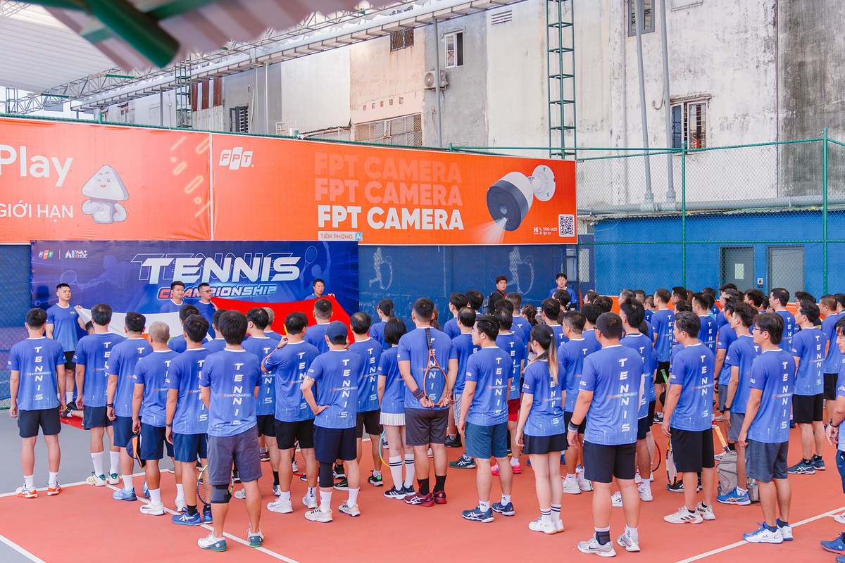 <p class="Normal" style="text-align:justify;"> <span>Đúng 8h30, lễ khai mạc chính thức bắt đầu. </span><span>Trước đó, các vận động viên đã nhanh chóng có mặt để check-in, nhận áo và bộ quà tặng. Một số tay vợt tranh thủ “thả bóng” khởi động sớm.</span></p>