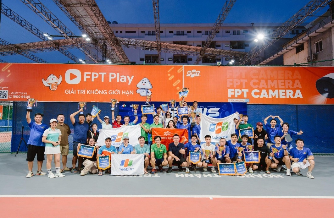 <p class="Normal" style="text-align:justify;"> FPT Tennis Championship TP HCM 2025 khép lại với nhiều cảm xúc, dấu ấn và khoảnh khắc đẹp cả trong thi đấu lẫn tinh thần thể thao. Giải không chỉ là sân chơi rèn luyện sức khỏe, kỹ năng mà còn là nơi gắn kết cộng đồng người FPT qua từng cú giao bóng và từng cái bắt tay sau trận.</p>