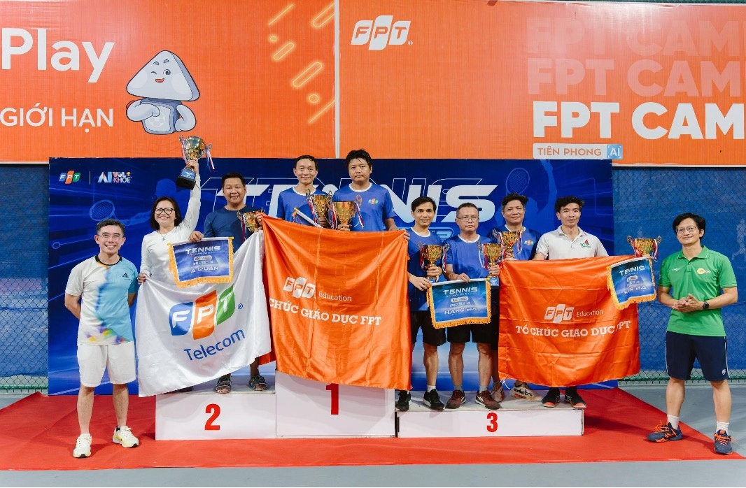 <p class="Normal" style="text-align:justify;"> Ở Series B, cặp Phan Gia Hoàng - Nguyễn Hồng Lân &lpar;nhà Giáo dục&rpar; thi đấu ổn định, phối hợp nhịp nhàng và giành ngôi Quán quân một cách thuyết phục. Cặp Phan Thị Thanh Thu &lpar;nhà Giáo dục&rpar; – Võ Duy Phúc &lpar;nhà Viễn thông&rpar; gây ấn tượng bởi tinh thần bền bỉ và lối chơi đầy nhiệt huyết, giành vị trí Á quân.</p> <p class="Normal" style="text-align:justify;"> Hai cặp đôi giành giải Ba cũng để lại nhiều dấu ấn. Châu Minh Trúc - Phạm Nguyên Vũ &lpar;FPT IS&rpar; cho thấy sự tiến bộ rõ rệt qua từng vòng đấu, trong khi Nguyễn Thành Giao - Lê Xuân Hùng &lpar;nhà Phần mềm - nhà Giáo dục&rpar; thi đấu gắn kết và duy trì phong độ ổn định, góp mặt trong top 4 bảng đấu một cách đầy thuyết phục.</p>