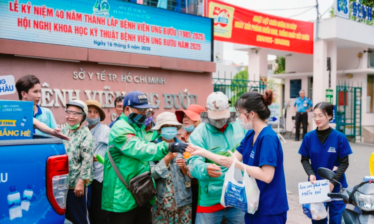 FPT tặng nước miễn phí cho hàng nghìn người dân giữa trưa nắng