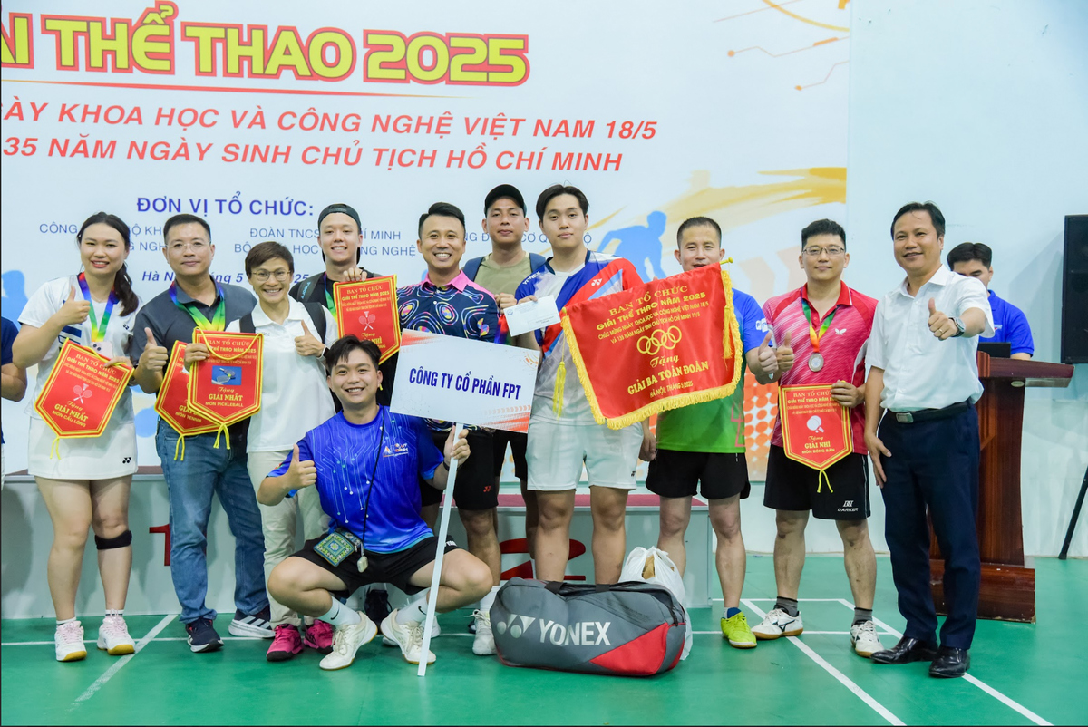 <p class="Normal" style="text-align:justify;"> Sau hai ngày tranh tài ở các nội dung khác nhau, đoàn FPT có tổng cộng 2 huy chương vàng, 2 huy chương bạc và 3 huy chương đồng, qua đó giành giải Ba toàn đoàn. Giải thể thao do Bộ Khoa học và Công nghệ tổ chức cũng đã mang lại nhiều cơ hội cọ xát và tăng cường rèn luyện thể thao cho người FPT.</p> <p class="Normal" style="text-align:justify;"> Chị Nguyễn Thị Thúy chia sẻ cảm xúc vui mừng và phấn khởi sau đóng góp huy chương vàng cho đoàn. “Đến nay mình vẫn chưa tin được là mình đã đổi màu được huy chương sau giải nội bộ. Mình rất vui khi lần đầu tiên tham gia giải đã đang được chiếc huy chương vàng về cho đoàn FPT”, chị Thúy chia sẻ.</p> <p class="Normal" style="text-align:justify;"> Còn với Nguyễn Công Tuấn Đạt, đây là một trải nghiệm đáng nhớ khi đã cháy hết mình trên những đường cầu tại giải đấu, thi đấu vì màu cờ sắc áo của FPT. VĐV Gen Z cảm thấy vô cùng tự hào khi đồng hành các thành viên đoàn thể thao, cùng nhau đoàn kết, mang về thành tích vượt trội của giải.</p>