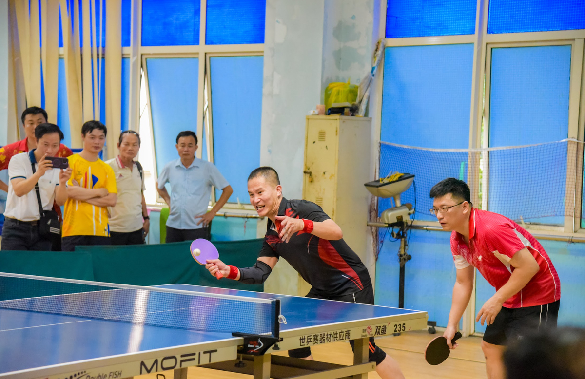 <p class="Normal" style="text-align:justify;"> Ở bộ môn bóng bàn, đôi nam trên 40 tuổi Lê Ngọc Kiên - FPT IS và Hoàng Hải Hà - nhà Giáo dục đã có những trận đấu thăng hoa. Thành công lội ngược dòng đầy cảm xúc ở trận bán kết, hai tuyển thủ mang về tấm huy chương bạc cho đoàn thể thao FPT.</p>