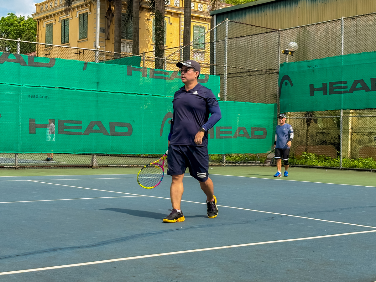 <p class="Normal" style="text-align:justify;"> Tham gia bộ môn tennis nội dung đôi nam trên 40 tuổi, là sự kết hợp giữa anh Ngô Thanh Tuyền từ nhà Viễn thông và anh Hồ Hữu Hoàng nhà Phần mềm. Cặp đôi thể hiện sự chắc chắn và kinh nghiệm thi đấu nhiều năm ở bộ môn này, đi sâu vào vòng trong, đạt hạng Nhì trong bộ môn này.</p>