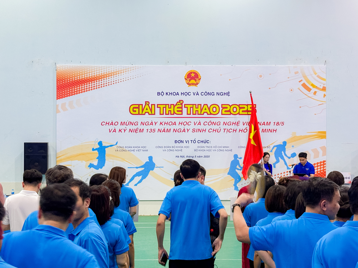<p class="Normal" style="text-align:justify;"> Giải thể thao 2025 do Bộ Khoa học và Công nghệ (Bộ KH&CN) <span>tổ chức nhân dịp kỷ niệm 135 năm ngày sinh Chủ tịch Hồ Chí Minh (19/5/1890 - 19/5/2025), và cũng là kỷ niệm Ngày Khoa học và Công nghệ Việt Nam 18/5. Giải được tổ chức trong 2 ngày 18 và 19/5 tại Trung tâm thể thao quận Ba Đình, Hà Nội với sự tham gia của 18 đoàn vận động viên đến từ các cơ quan, doanh nghiệp trực thuộc Bộ.</span></p> <p class="Normal" style="text-align:justify;"> Các bộ môn thi đấu đều được BTC giải đấu phân loại theo độ tuổi (trên và dưới 40 tuổi) và giới tính (đôi nam, đôi nữ và đôi nam nữ). Đoàn thể thao FPT tham gia với 7 cặp vận động viên, tranh tài ở 4 bộ môn bao gồm cầu lông, tennis, pickleball và bóng bàn.</p>
