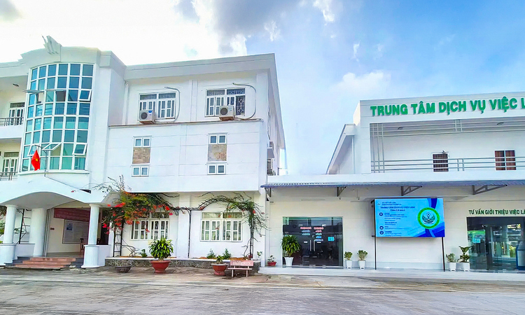 Trợ lý ảo của FPT hỗ trợ tỉnh Cà Mau giải đáp về bảo hiểm thất nghiệp và tìm việc làm