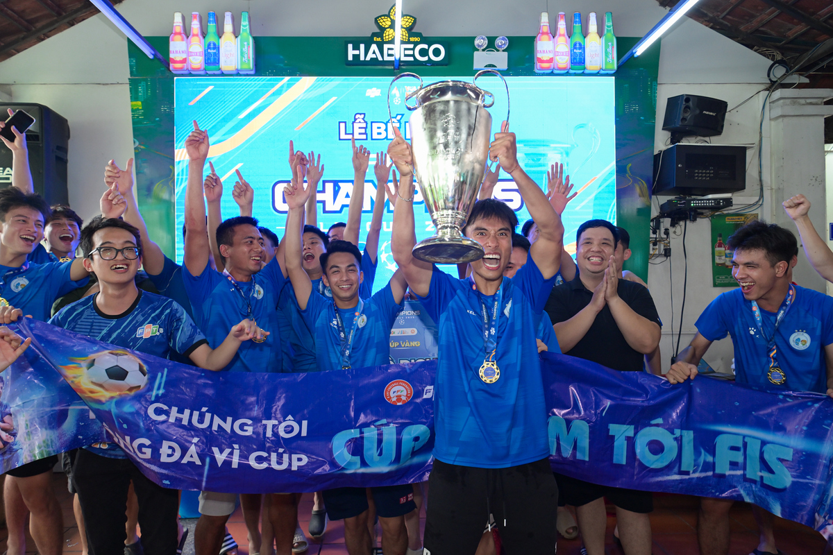 <p class="Normal"> Trải qua gần 2 tháng tranh tài, giải đấu danh giá FPT Champions League 2025 đã tìm ra chủ nhân của những giải thưởng danh giá:</p> <p class="Normal"> Vô địch cúp vàng - FPT IS IDA</p> <p class="Normal"> Hạng Nhì cúp vàng - FSOFT1</p> <p class="Normal"> Hạng Ba cúp vàng - FTEL FPT PLAY</p> <p class="Normal"> Hạng Tư cúp vàng - FSOFT2</p> <p class="Normal"> Vô địch cúp bạc - FE1-FPOLY</p> <p class="Normal"> Hạng Nhì cúp bạc - FTEL CNHT</p> <p class="Normal"> Hạng Ba cúp bạc - FRT</p> <p class="Normal"> Hạng Tư cúp bạc - FSOFT3</p> <p class="Normal"> Những giải thưởng cá nhân cũng lần lượt được trao cho:</p> <p class="Normal"> Giải Vua phá lưới – Phạm Viết Thiện, đội FTEL FTI</p> <p class="Normal"> Giải Cầu thủ ấn tượng nhất – Nguyễn Nam Anh, đội FPT IS IDA</p> <p class="Normal"> Giải Thủ môn xuất sắc nhất – Nguyễn Hữu Biết, đội FPT IS IDA</p>
