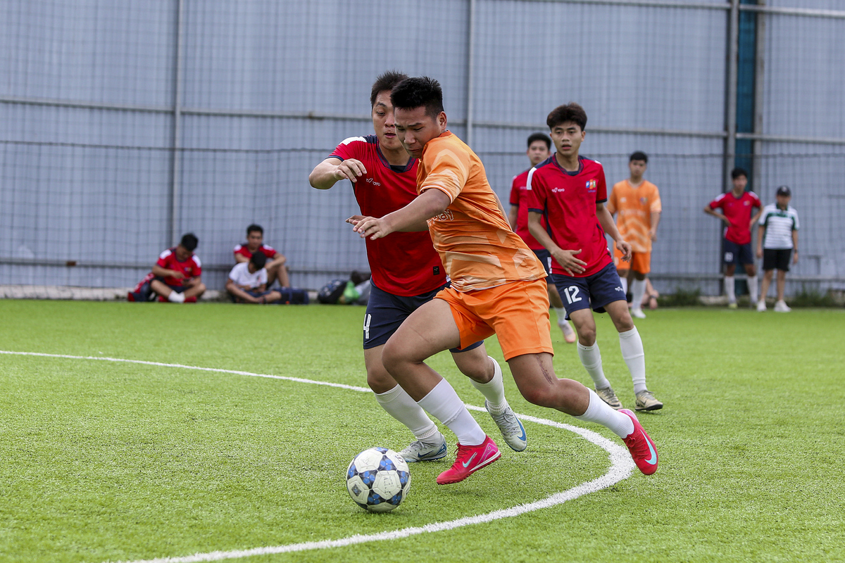 <p class="Normal" style="text-align:justify;"> Cuộc đối đầu giữa FSOFT 2 (áo đỏ) và FTEL FPT PLAY (áo cam) chứng kiến thế trận đôi công đầy toan tính. Với tâm thế “phục hận” sau thất bại ở bán kết, các cầu thủ áo cam nhập cuộc chủ động hơn, đẩy cao đội hình và dồn ép đối phương. Phút 25, sau pha phối hợp mẫu mực giữa Sơn Trà, Hiếu Trung và Minh Đức, bóng được đẩy gọn vào lưới FSOFT 2, mở tỉ số cho nhà Viễn thông.</p>