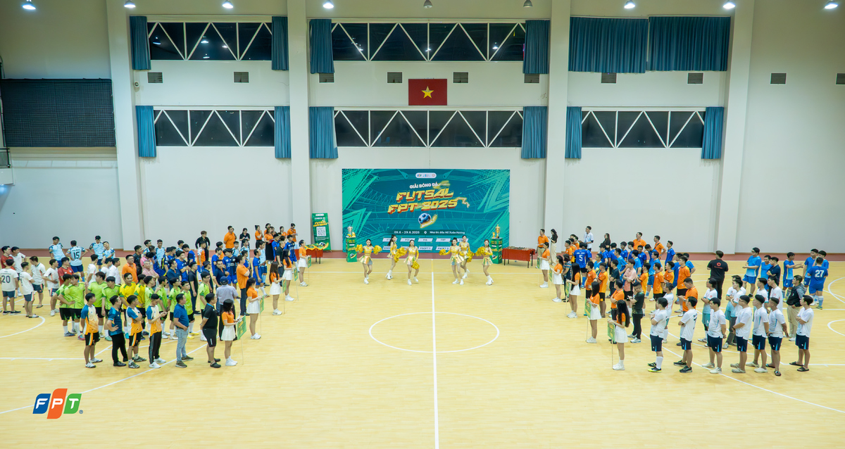<p class="Normal" style="text-align:justify;"> Lễ khai mạc giải Futsal FPT 2025 diễn ra trong không khí sôi nổi với sự tham gia của các cầu thủ và đông đảo cổ động viên.</p> <p class="Normal" style="text-align:justify;"> Buổi lễ chào đón sự hiện diện của anh Nguyễn Thành Hưng - Trưởng ban Văn hóa và Đoàn thể FPT, anh Nguyễn Đình Thành - Phó chủ tịch Liên đoàn bóng đá FPT, cùng nhiều lãnh đạo cấp cao từ các đơn vị thành viên FPT.</p>