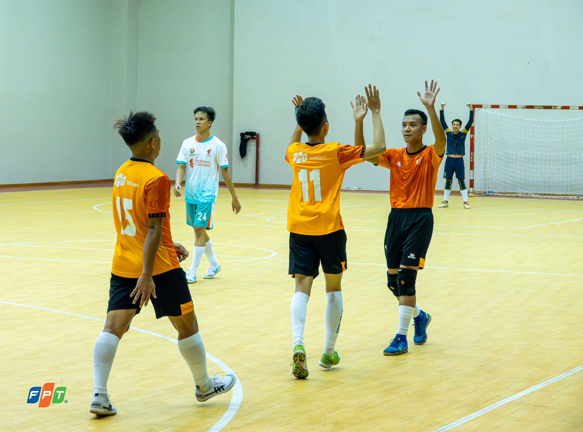 <p class="Normal" style="text-align:justify;"> Sang hiệp 2, FSOFT 2 chuyển sang lối chơi phòng ngự phản công, trong khi Liên quân SENDO-FO nỗ lực tìm kiếm bàn gỡ. Trong những giây phút đầu hiệp 2, Liên quân tận dụng sai lầm của hàng thủ FSOFT 2 để ghi bàn rút ngắn tỷ số xuống 1-2. Tinh thần lên cao, Liên quân dồn ép mạnh mẽ, nhưng FSOFT 2 kịp thời lấy lại thế trận. Với sự tỏa sáng của số 9 Phạm Thanh Bình và số 52 Trần Trương Thanh Toàn, FSOFT 2 ghi thêm hai bàn thắng liên tiếp, ấn định chiến thắng thuyết phục 4-1.</p>