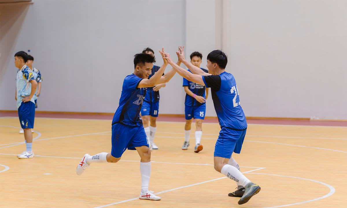 <div style="text-align:justify;"> <span>Sang hiệp 2, đội bóng nhà Bán lẻ chơi quyết tâm để lật ngược tình thế. Không để các đồng đội thất vọng, cầu thủ mang áo số 2 Võ Thanh Giảng rút ngắn tỷ số xuống 1-2. Dù tạo được sức ép mạnh mẽ, FRT không thể xuyên thủng hàng thủ FSOFT 1, đưa trận đấu khép lại với chiến thắng sát nút 2-1 nghiêng về FSOFT 1.</span></div>