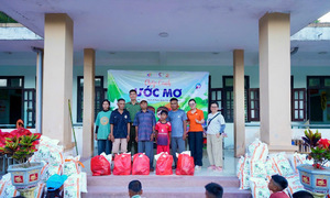 Người FPT mang sân chơi đến bản làng ‘3 không’