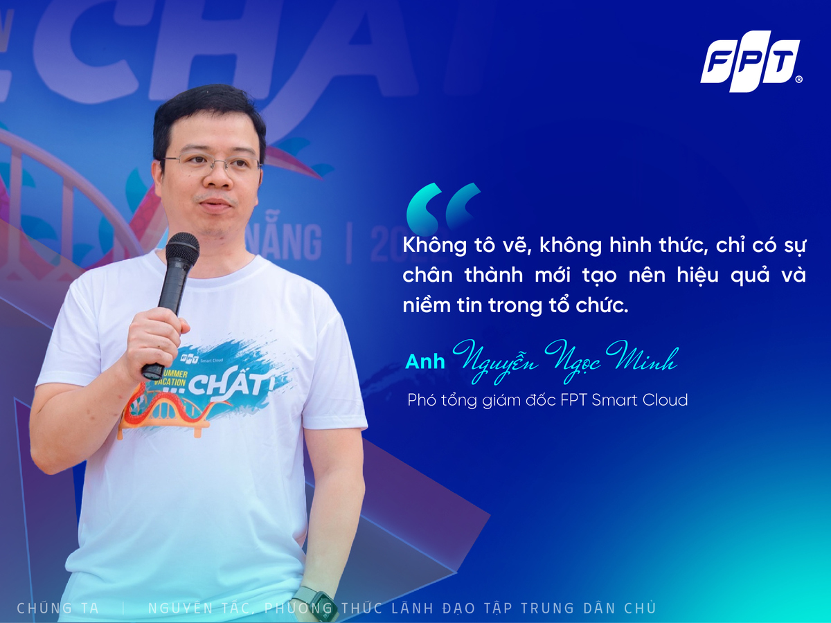 <p class="Normal" style="text-align:justify;"> Chia sẻ về việc áp dụng nguyên tắc Lãnh đạo tập trung dân chủ, anh Nguyễn Ngọc Minh nhấn mạnh, với anh, đây không phải là một kỹ năng dùng vào lúc cần, mà là phong cách lãnh đạo cần được thể hiện hàng ngày, từ những buổi họp, trao đổi công việc đến cách lắng nghe và phản hồi. Để tạo môi trường khuyến khích mọi người nói thẳng, chia sẻ thật, anh Minh chọn cách giữ sự gần gũi với nhân viên, trò chuyện tự nhiên, chân thành để phá bỏ rào cản giữa lãnh đạo và cấp dưới. Khi không khí đủ cởi mở và tiếng nói được tôn trọng, mọi người sẽ tự tin đóng góp, phản biện trên tinh thần xây dựng.</p> <p class="Normal" style="text-align:justify;"> Theo anh Minh, việc cụ thể hóa nguyên tắc này giúp FPT Smart Cloud giữ được truyền thống văn hóa sẻ chia, đoàn kết và tạo nên sự chuyển biến tích cực trong ý thức, hành động của từng cá nhân và cả tổ chức. Các cuộc họp vì thế cũng có kết luận rõ ràng hơn, công việc triển khai nhanh và hiệu quả hơn mỗi ngày.</p>