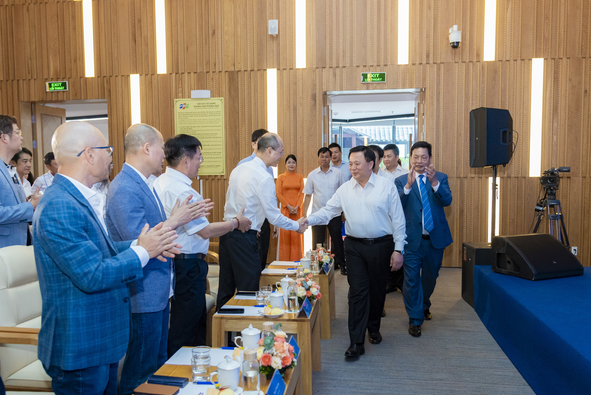 <p class="Normal" style="text-align:justify;"> Sáng nay (20/6), Lễ ra mắt Liên minh AI Âu Lạc tại FPT Tower đã quy tụ hơn 20 đại biểu đến từ các viện nghiên cứu, trường đại học, tập đoàn kinh tế nhà nước, doanh nghiệp công nghệ tư nhân và Tập đoàn FPT. Sáng kiến do FPT khởi xướng nhằm thúc đẩy hợp tác liên ngành, phát triển AI như một công nghệ chiến lược quốc gia.</p> <p class="Normal" style="text-align:justify;"> Tham dự sự kiện có lãnh đạo cấp cao như GS.TS Nguyễn Xuân Thắng - Uỷ viên Bộ Chính trị, cùng đại diện các đơn vị như Học viện Chính trị quốc gia, Đại học Bách khoa Hà Nội, Mobifone, VNPT, Bkav, Zalo, MoMo, VNPAY, MISA, Finhay, AI Hay… </p> <p class="Normal" style="text-align:justify;"> Liên minh được kỳ vọng sẽ trở thành lực lượng nòng cốt kết nối tri thức, nguồn lực và công nghệ, góp phần đưa Việt Nam vươn lên trên bản đồ AI toàn cầu.</p>