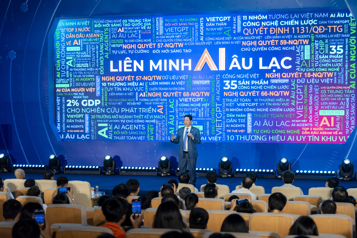 <p class="Normal" style="text-align:justify;"> Phát biểu khai mạc buổi lễ, Chủ tịch FPT Trương Gia Bình đã có bài phát biểu tâm huyết, nhấn mạnh vai trò sống còn của AI đối với tương lai đất nước.</p> <p class="Normal" style="text-align:justify;"> Anh Bình nhắc lại lời hiệu triệu của Chủ tịch Hồ Chí Minh: "Không có gì quý hơn độc lập, tự do" - một tinh thần đã hun đúc nên ý chí quật cường của dân tộc Việt Nam. Theo anh, vị thế Việt Nam ngày nay đã có bước chuyển mình rõ rệt, tuy nhiên đất nước vẫn còn phải đối mặt với các thách thức lớn: an ninh quốc gia, mục tiêu trở thành quốc gia tiên tiến và sự thiếu hụt nguồn lực.</p>