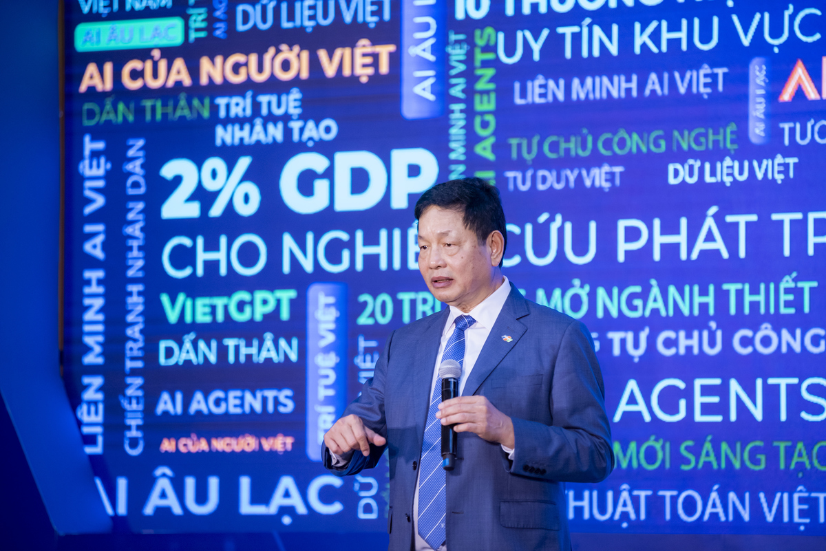 <p class="Normal" style="text-align:justify;"> Câu trả lời, theo anh Bình, chính là liên minh - sự kết nối toàn dân, toàn lực lượng tri thức, toàn cộng đồng công nghệ. Anh liên hệ với lời của Chủ tịch Hồ Chí Minh trong một hồi ký: "Khi nhân dân theo cách mạng, ắt có vũ khí. Và trong trận chiến công nghệ hôm nay, vũ khí của chúng ta chính là AI và dữ liệu", người đứng đầu Tập đoàn nói.</p> <p class="Normal" style="text-align:justify;"> Với Liên minh AI Âu Lạc, anh Bình kỳ vọng sẽ tạo nên sự gắn kết giữa các trường đại học, viện nghiên cứu, doanh nghiệp và chuyên gia Việt kiều, cùng phát triển mô hình ngôn ngữ lớn (LLM) do người Việt làm chủ, phục vụ chính nền kinh tế số của Việt Nam.</p> <p class="Normal" style="text-align:justify;"> <span>Kết thúc bài phát biểu, anh Trương Gia Bình khẳng định: "Liên minh AI không chỉ là một sáng kiến, mà là một lời hiệu triệu, là tia sáng đầu tiên trong bình minh công nghệ Việt Nam. Dù còn nhiều khó khăn chồng chất, nhưng nếu Việt Nam chiến thắng trong trận đánh trí tuệ này, chúng ta sẽ bước lên đài vinh quang".</span></p>