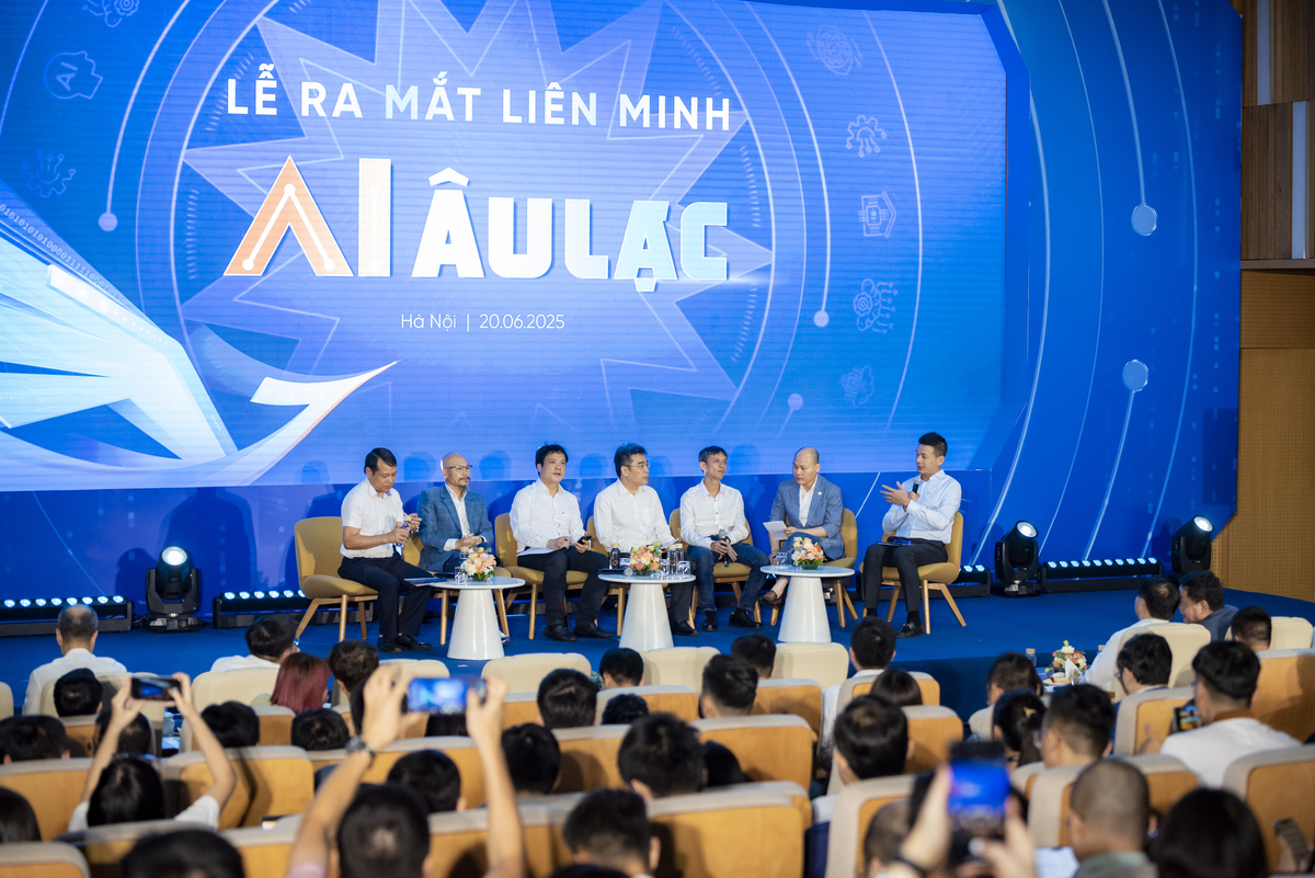 <p class="Normal" style="text-align:justify;"> Phiên tọa đàm trong khuôn khổ Lễ ra mắt Liên minh AI Âu Lạc quy tụ lãnh đạo các tập đoàn, trường đại học và doanh nghiệp công nghệ hàng đầu Việt Nam. Các diễn giả gồm anh Nguyễn Văn Khoa - Tổng giám đốc Tập đoàn FPT, PGS.TS. Huỳnh Đăng Chính - Phó giám đốc ĐH Bách khoa Hà Nội, ông Nguyễn Đình Tuấn - Phó TGĐ Mobifone, ông Nguyễn Tử Quảng - Chủ tịch kiêm TGĐ Bkav, ông Lữ Thành Long - Chủ tịc HĐQT MISA và ông Nguyễn Minh Tú - Giám đốc Công nghệ Zalo đã cùng chia sẻ góc nhìn về việc xây dựng một nền tảng AI có chủ quyền cho Việt Nam.</p> <p class="Normal" style="text-align:justify;"> Toạ đàm do anh Vũ Anh Tú - Giám đốc Công nghệ Tập đoàn FPT - điều phối, tập trung vào các hành động cụ thể và cam kết hợp tác liên ngành nhằm hiện thực hóa khát vọng chung trong kỷ nguyên AI.</p>