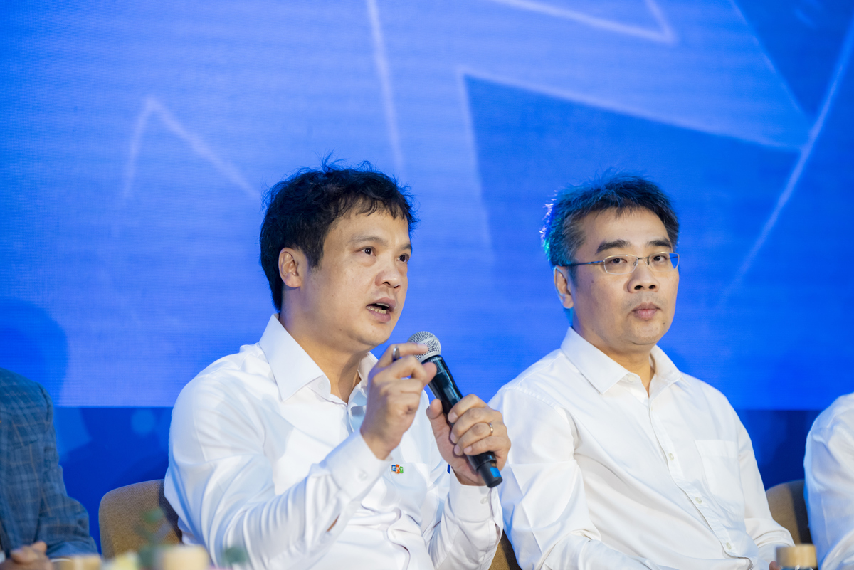 <p class="Normal" style="text-align:justify;"> Phát biểu tại toạ đàm, TGĐ FPT Nguyễn Văn Khoa đưa ra 3 cam kết để đóng góp cho Liên minh AI. Thứ nhất, FPT sẽ mở toàn bộ nền tảng và công nghệ lõi, từ nền tảng LLM cho đến Cloud AI, để tất cả thành viên trong Liên minh cùng phát triển, cùng sử dụng.</p> <p class="Normal" style="text-align:justify;"> Thứ hai, FPT sẽ đầu tư trọng tâm vào AI mở, đóng vai trò như một phòng thí nghiệm chung. Phòng thí nghiệm này sẽ tập trung hỗ trợ các doanh nghiệp nhỏ, viện nghiên cứu, trường học, doanh nghiệp khởi nghiệp, để họ có thể tiếp cận dữ liệu, công cụ, và đặc biệt là chương trình đào tạo. “Tôi cho rằng đào tạo là điều đặc biệt quan trọng. Chúng ta cần đưa đào tạo AI xuống tới các cấp phổ thông, bắt đầu từ tiểu học với chương trình STEM, robotics để nuôi dưỡng lực lượng công nghệ từ sớm", anh Khoa nói.</p> <p class="Normal" style="text-align:justify;"> Thứ ba, FPT sẽ đồng hành Ban Chỉ đạo Nghị quyết 57 trong các buổi làm việc để đề xuất những chính sách mang tính đột phá về thể chế, pháp chế. Theo anh Khoa, cần mạnh dạn đề xuất cơ chế sandbox, cho phép thử nghiệm AI trong các lĩnh vực như y tế, giáo dục, tài chính.</p> <p class="Normal" dir="ltr" style="text-align:justify;"> Anh Khoa bày tỏ mong muốn, với Liên minh này, các thành viên sẽ chung tay xây dựng một nền tảng chung, một hạ tầng mở cho các doanh nghiệp, viện nghiên cứu, trường đại học. "<span>Tôi cũng kỳ vọng, thông qua Liên minh này, chúng ta sẽ có được tiếng nói chung để đóng góp cho Đảng và Chính phủ trong việc xây dựng thể chế pháp lý cho lĩnh vực AI, tạo điều kiện để doanh nghiệp, các đơn vị và người dân đều được thụ hưởng lợi ích mà AI mang lại", TGĐ FPT chia sẻ.</span></p>