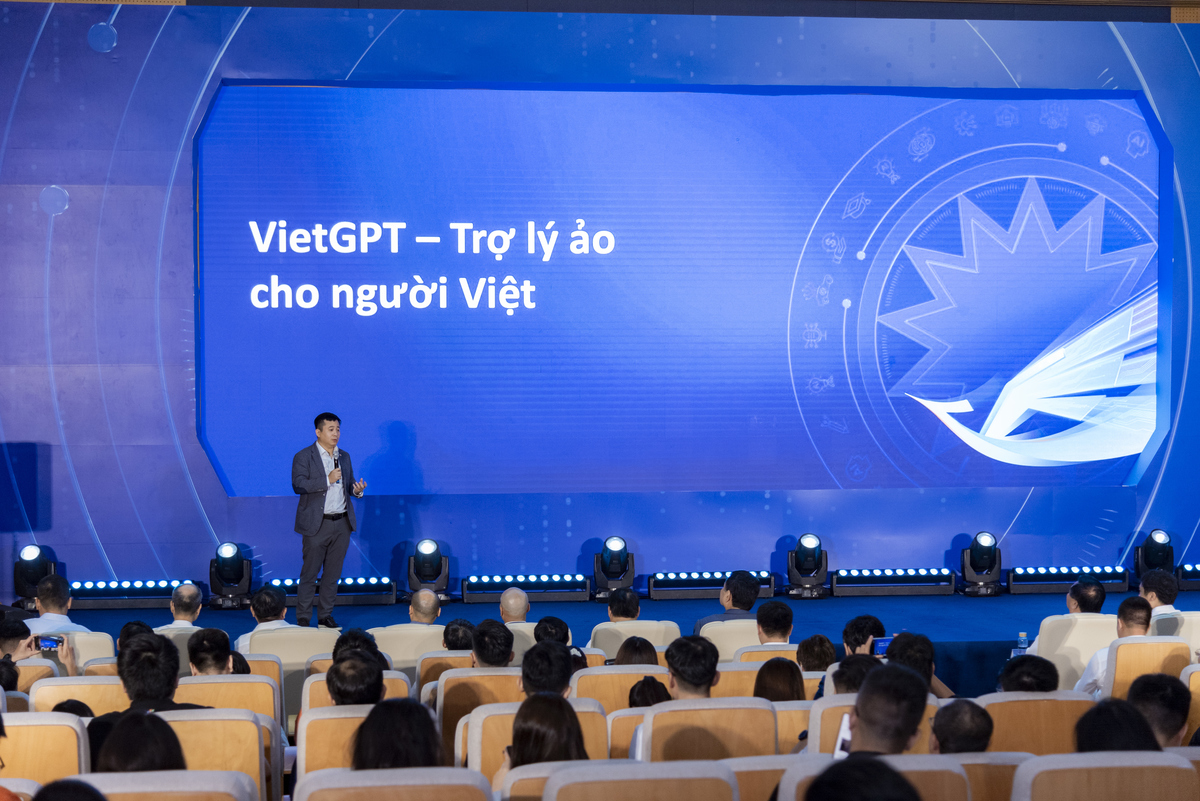 <p class="Normal" dir="ltr" style="text-align:justify;"> Ngay tại Lễ ra mắt Liên minh AI Âu Lạc, Liên minh đã đề xuất phát triển mô hình ngôn ngữ lớn tiếng Việt - Âu Lạc LLM làm nền tảng cho việc xây dựng các ứng dụng AI cho người dùng cuối.</p> <p class="Normal" dir="ltr" style="text-align:justify;"> Đồng thời, FPT cũng công bố kế hoạch phát triển sản phẩm VietGPT – Trợ lý ảo dành riêng cho mỗi người dân Việt Nam dựa trên chính mô hình ngôn ngữ này. VietGPT là trợ lý ảo hiểu sâu văn hóa xã hội, ngôn ngữ và tư duy Việt, đáp ứng các nhu cầu học hỏi, tìm hiểu và nâng cao năng suất cũng như chất lượng công việc của người Việt với chi phí phù hợp. Đồng thời thông qua việc tương tác với người dùng, những sản phẩm như VietGPT sẽ giúp tối ưu và nâng cao năng lực mô hình cũng như chia sẻ các mô hình, dữ liệu và kinh nghiệm cho cộng đồng.</p> <p class="Normal" dir="ltr" style="text-align:justify;"> Anh Lê Hồng Việt - Tổng Giám đốc FPT Smart Cloud, Tập đoàn FPT - nhấn mạnh, để công nghệ AI trở thành sức mạnh cốt lõi quốc gia, Việt Nam cần vừa tham gia cộng đồng mã nguồn mở toàn cầu, vừa xây dựng cộng đồng mã nguồn mở riêng, từ đó làm chủ công nghệ và ngôn ngữ. FPT sẽ kết nối hệ thống trong nước, mở nền tảng cho doanh nghiệp Việt cùng đóng góp và khai thác VietGPT. Việc này sẽ được triển khai trong năm nay.</p>