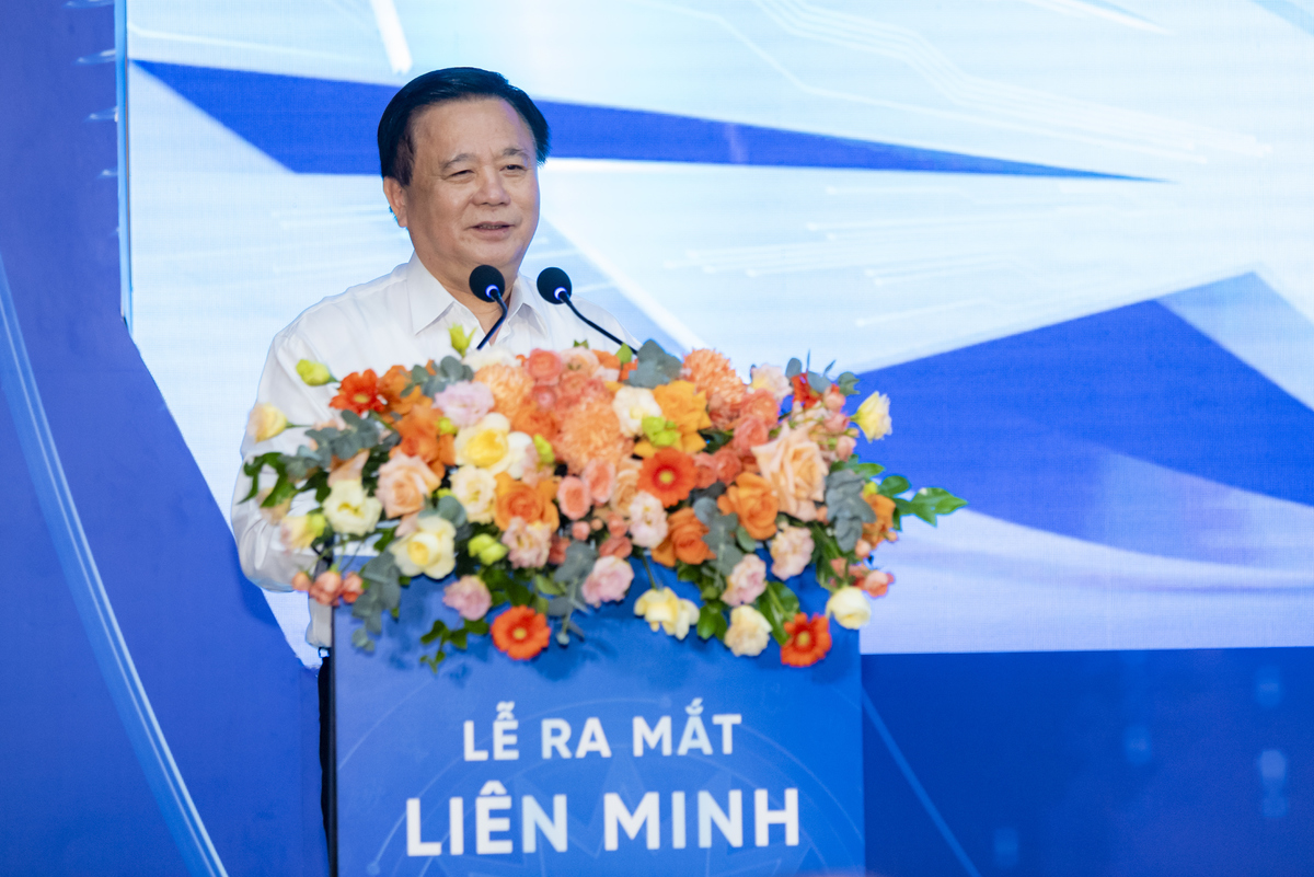 <p class="Normal" dir="ltr" style="text-align:justify;"> GS.TS Nguyễn Xuân Thắng - Uỷ viên Bộ Chính trị, Giám đốc Học viện Chính trị quốc gia Hồ Chí Minh, Chủ tịch Hội đồng Lý luận Trung ương - phát biểu: “Tôi cảm nhận rõ tinh thần quyết tâm, một tầm nhìn mang tính lịch sử trong sự ra đời của Liên minh AI Âu Lạc. Trong kỷ nguyên mới, chúng ta phải hành động ngay - bây giờ hoặc không bao giờ. Muốn đứng trên vai người khổng lồ, chân mình phải vững".<br /> <br /> Theo GS.TS Nguyễn Xuân Thắng, <span>Việt Nam có trí tuệ, có sáng tạo, có cộng đồng kiều bào luôn mong muốn đóng góp vào sự nghiệp phát triển Tổ quốc. "Chúng ta cần kết nối, tạo hệ sinh thái đổi mới sáng tạo đủ mạnh, đồng thời hoàn thiện và kiến tạo thể chế, ở đó, AI không chỉ là công nghệ, mà là công cụ chiến lược để ra quyết sách, quản trị, và phục vụ con người".</span></p>
