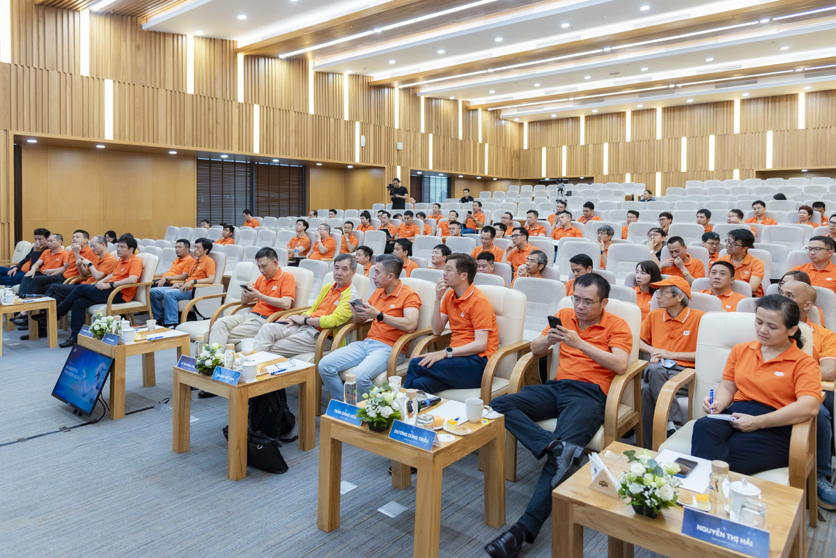 <p class="Normal" style="text-align:justify;"> Hội thảo AIQ số 2: “AI AGENTIC - The New World” diễn ra ngày 21/6 tại FPT Tower (Hà Nội). Chương trình tập trung phân tích những cải tiến của mô hình trí tuệ nhân tạo (AI) đang gây sốt, thảo luận về việc ứng dụng AI vào đa dạng lĩnh vực, đánh giá việc triển khai AI của Tập đoàn và CTTV cũng như xác định những nhiệm vụ trọng tâm của FPT và đơn vị trong việc ứng dụng và triển khai AI.</p> <p class="Normal" style="text-align:justify;"> Hội thảo có sự tham gia của Chủ tịch FPT Trương Gia Bình, Tổng giám đốc FPT Nguyễn Văn Khoa cùng các lãnh đạo cấp cao FPT, CTTV và 100 cán bộ chủ chốt trong lĩnh vực công nghệ, kinh doanh, sản xuất và vận hành của Tập đoàn.</p>