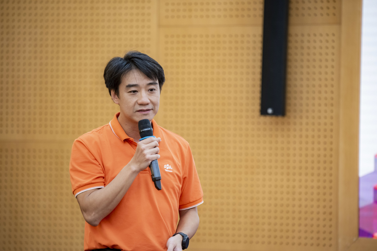 <p class="Normal" style="text-align:justify;"> Giám đốc Công nghệ nhà Viễn thông FPT Trần Thanh Hải cho biết, đơn vị đã ứng dụng AI trong nâng cao trải nghiệm khách hàng và hỗ trợ bán hàng thông qua các AI Agent từ tạo content, chatbot bán hàng, trả lời 24/7, chăm sóc khách hàng… Cơ bản quý II, Viễn thông FPT đảm bảo triển khai đúng tiến độ.</p> <p class="Normal" style="text-align:justify;"> Về vận hành, AI dự đoán chính xác 90% sự cố trong 5-20 phút, giảm 70% thời gian gián đoạn dịch vụ. Nhà Viễn thông cũng cho ra các giải pháp như AI Camera, StreamPulse AI và StreamLens AI… để góp phần tăng doanh thu, cá nhân hóa trải nghiệm người dùng.</p>