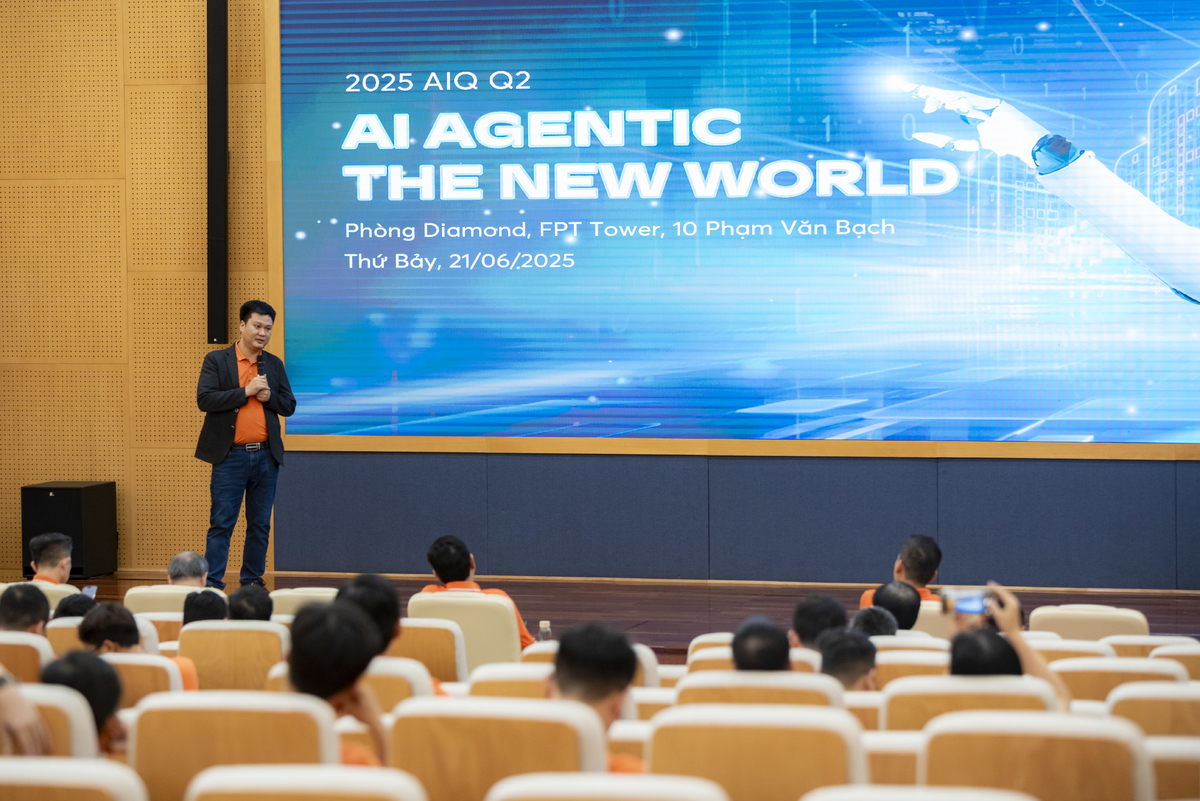 <p class="Normal" style="text-align:justify;"> CEO Synnex FPT Lê Vĩnh Thành mang đến một sản phẩm AI hỗ trợ kinh doanh: Syna - Nhân viên số toàn năng. Công cụ AI này hỗ trợ và tối ưu hiệu quả công việc cho CBNV Synnex FPT. Từ một trợ lý tra cứu, Syna đồng hành trong toàn bộ chuỗi kinh doanh, dự kiến tăng 10% doanh số thông qua tương tác với khách hàng. Nhân viên số này còn có khả năng lan tỏa giá trị văn hóa. Anh Trương Gia Bình cho rằng có thể đóng gói Syna mang ra thị trường.</p> <p class="Normal" style="text-align:justify;"> “Syna sẽ nâng cấp nhiều tính năng, trong đó có hỗ trợ khách hàng đặt hàng thông qua trợ lý này, đọc tài liệu và phân tích chuyên sâu, tóm tắt, khuyến nghị đặt hàng, bán hàng…” - anh Lê Vĩnh Thành nói.</p>
