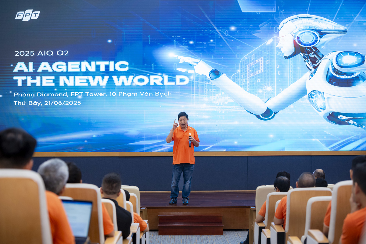 <p class="Normal" style="text-align:justify;"> Phát biểu khai mạc, anh Trương Gia Bình - Chủ tịch FPT cho biết, “bộ tứ trụ cột” (Nghị quyết 57, 59, 66, 68) mà Bộ Chính trị ban hành sẽ đưa đất nước bước vào kỷ nguyên mới. FPT được giao nhiều trọng trách quan trọng, đang phối hợp chặt chẽ với các Bộ ban ngành để hiện thực hóa các Nghị quyết. Với kỳ vọng thay đổi mang tính đột phá nhờ dữ liệu và AI, nhà nước cần những doanh nghiệp như FPT chung tay và “chúng ta phải làm ngay lập tức”.</p> <p class="Normal" style="text-align:justify;"> Người đứng đầu FPT giao CEO Nguyễn Văn Khoa làm “Tổng tư lệnh” để chỉ huy mặt trận AI của Tập đoàn. Anh yêu cầu các CTTV phải phối hợp chặt chẽ với nhau, báo cáo và giải thích nếu chậm tiến độ công việc.</p>