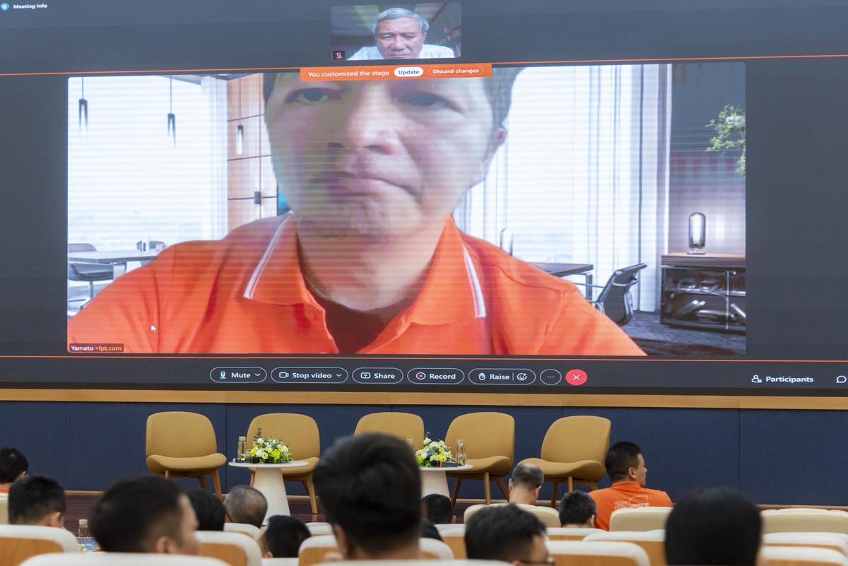 <p class="Normal" style="text-align:justify;"> Chủ tịch FPT IS Trần Đăng Hòa trình bày về việc đưa AI vào Chính phủ. FPT IS ưu tiên ứng dụng trợ lý AI trong khu vực công. Hiện, đơn vị sẵn sàng về dữ liệu, chuyên môn và hạ tầng. Tuy nhiên, anh Hòa cũng chỉ ra cản trở trong quá trình triển khai: xác định sai bài toán, thiếu sự sẵn sàng về dữ liệu và chuyên môn, đánh giá quá cao khả năng của AI, thiếu định hướng ứng dụng AI dài hạn.</p> <p class="Normal" style="text-align:justify;"> Nhận định về hướng đi của FPT IS, anh Trương Gia Bình cho rằng đây luôn là cơ hội rất lớn để FPT giúp sức, đóng góp cho đất nước, giải những bài toán cấp bách cho chính phủ. “Những đề xuất của FPT ngay lập tức biến thành đề án và được các Bộ ban ngành đặt hàng”. Anh cũng đề nghị đơn vị tăng cường phối hợp với các đơn vị nội bộ trong FPT để tận dụng tối đa tài nguyên, sản phẩm đã được xây dựng trước đó.</p>