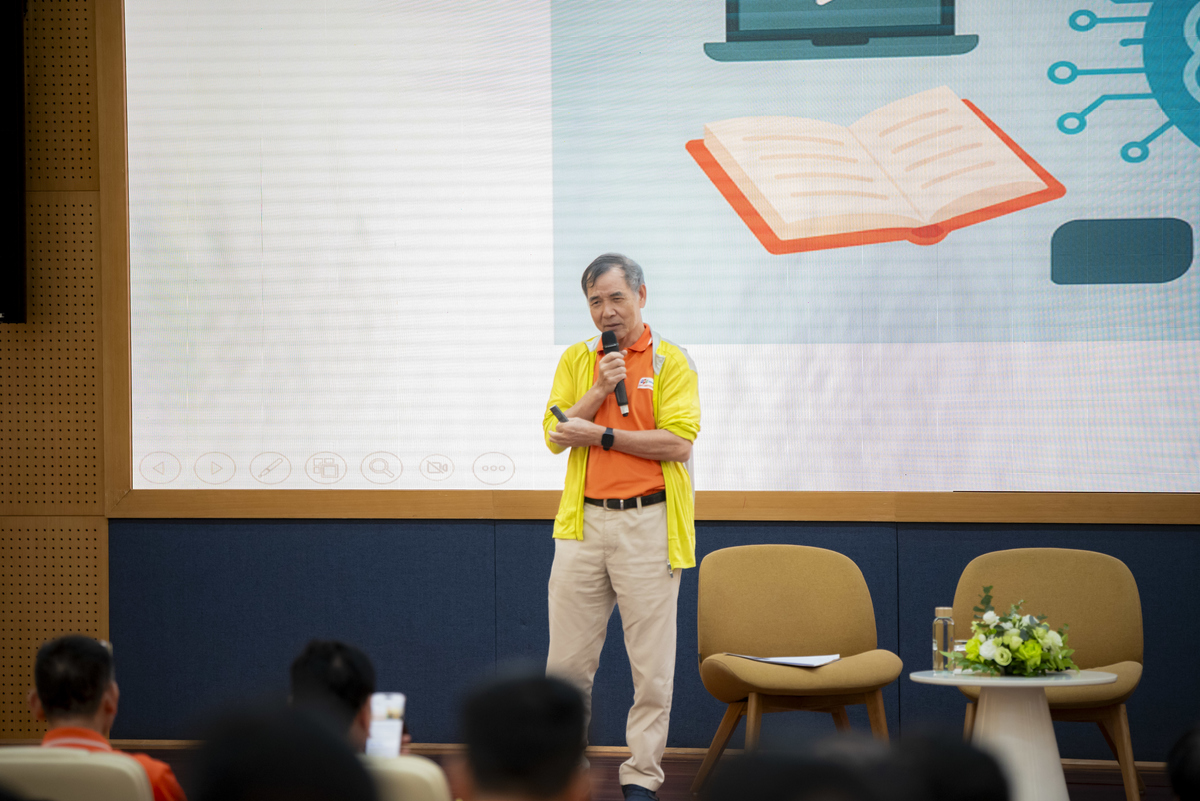 <p class="Normal" style="text-align:justify;"> Chủ tịch Hội đồng trường Trường ĐH FPT Lê Trường Tùng đánh giá, giáo dục đối mặt thách thức lớn từ AI, đòi hỏi phải chuyển mình nhanh. "Tương lai, giáo dục có thể không theo trường lớp nữa", anh Tùng cho hay.</p> <p class="Normal" style="text-align:justify;"> Để phổ cập AI toàn dân, nhà Giáo dục FPT lên kế hoạch triển khai học AI online diện rộng chia theo lứa tuổi, dựa trên khung giáo trình của UNESCO, chương trình AI của MIT (Viện Công nghệ Massachusetts, Mỹ). Anh Tùng chia sẻ: "Học sinh còn cần hỏi gia sư để học sâu hơn, nên mình phải ứng dụng AI Agents trong phát triển hệ thống, vừa là để giải đáp, vừa để nắm được quá trình học của học sinh tại nhà". Nhà Giáo dục định hướng đào tạo theo hướng áp dụng, hiểu và tạo tri thức mới.</p>