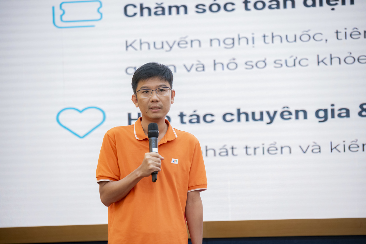 <p class="Normal" style="text-align:justify;"> Giám đốc Công nghệ nhà Bán lẻ FPT Phạm Đăng Khôi chia sẻ, đơn vị tập trung xây dựng mô hình AI Healthcare cho người Việt. Nhà Bán lẻ, đặc biệt chuỗi FPT Long Châu, có lợi thế lớn về dữ liệu độc quyền. Đây là nền tảng vững chắc để xây dựng hệ sinh thái AI y tế toàn diện và cá nhân hóa đầu tiên tại Việt Nam, bao gồm cả phương pháp dân gian, cung cấp khuyến nghị chăm sóc sức khỏe dựa trên hồ sơ cá nhân và được chuyên gia kiểm chứng.</p> <p class="Normal" style="text-align:justify;"> Lộ trình đến cuối năm 2025 cùa FPT Long Châu tập trung phát triển AI Chăm sóc sức khỏe gia đình, sau đó mở rộng sang AI Health Coach và AI Chronic Care cho bệnh nhân mãn tính. Trọng tâm lớn nhất là xây dựng và huấn luyện mô hình dựa trên dữ liệu.</p>
