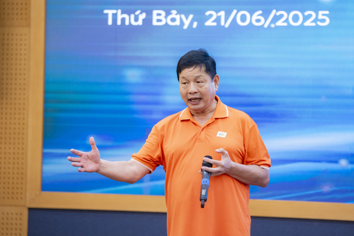 <p class="Normal" style="text-align:justify;"> Cuối chương trình, Chủ tịch FPT Trương Gia Bình đúc kết 4 điểm quan trọng. Thứ nhất, Liên minh AI Âu Lạc là bài toán lớn, phương pháp luận làm Liên minh có thể ứng dụng cho tất cả như mở rộng AI. Thứ hai, đưa những thứ FPT đã làm được vào dịch vụ công. Thứ ba, lãnh đạo cấp cao phải tăng vai trò chỉ đạo và quản trị. Cuối cùng, CTTV tăng cường học hỏi lẫn nhau, học kinh nghiệm từ khắp nơi.</p>