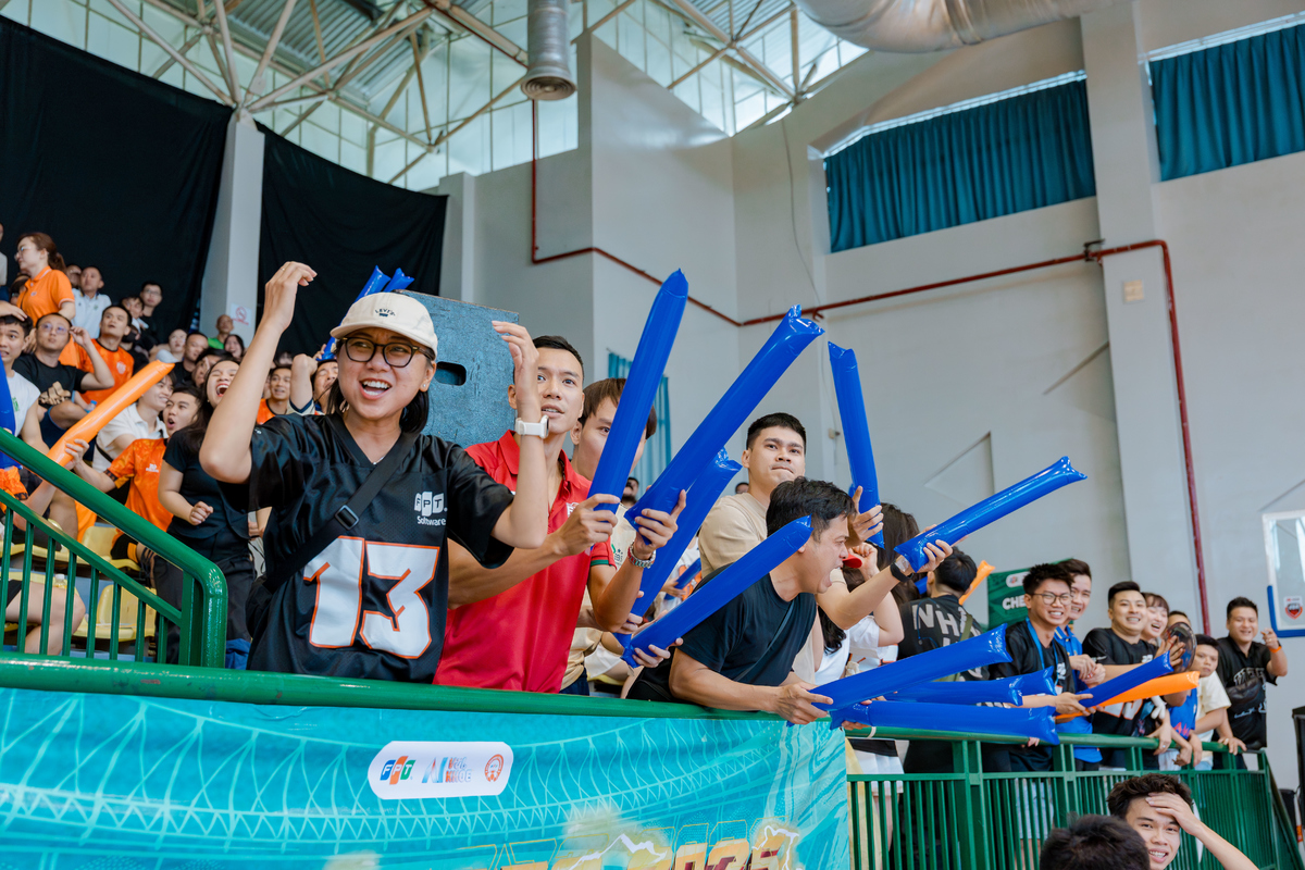 <p class="Normal" style="text-align:justify;"> Ngày thi đấu chung kết của Futsal FPT 2025 chứng kiến những trận đấu hấp dẫn, đem đến chuỗi cảm xúc, tiếng hò reo bùng nổ nơi khán đài.</p>