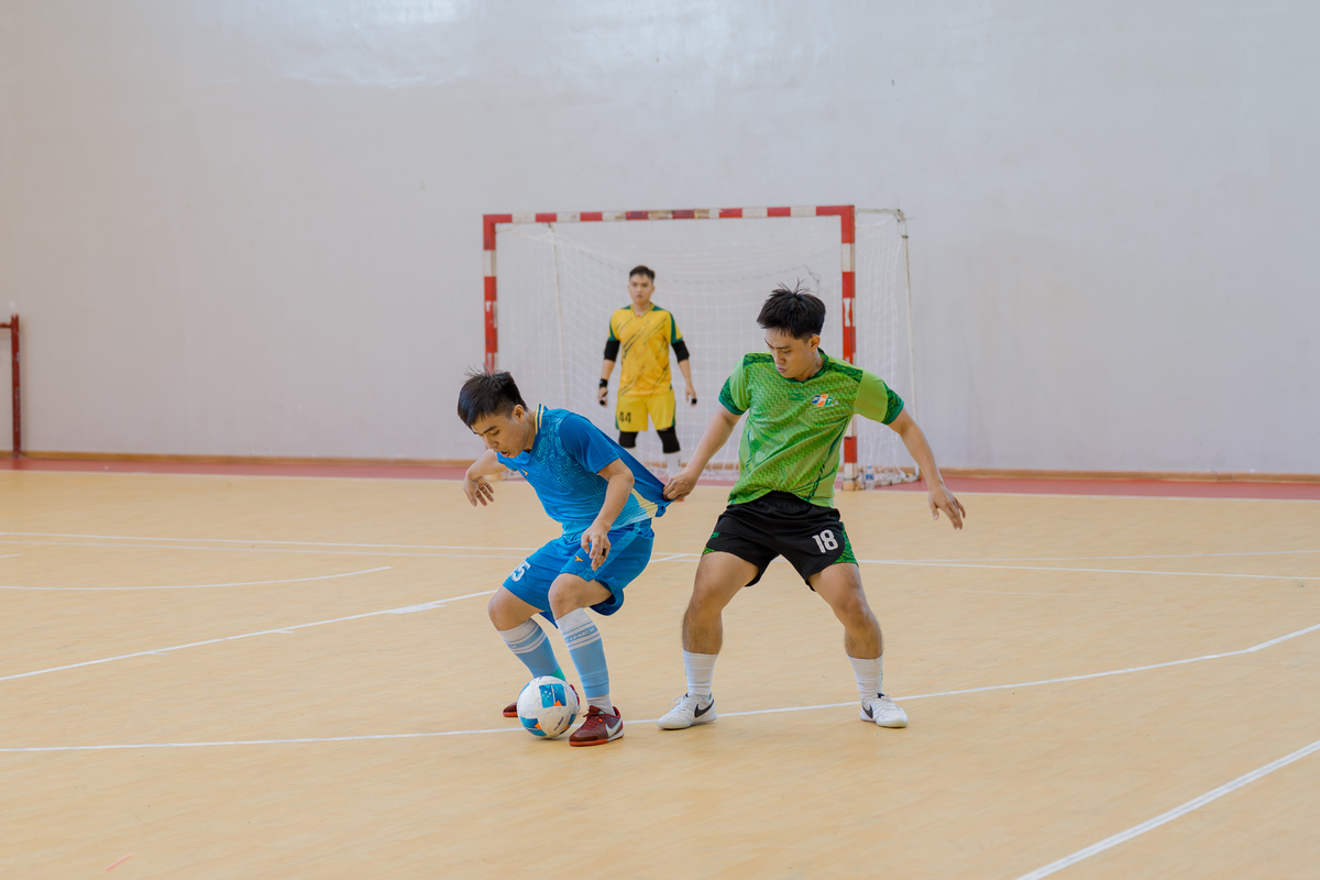 <p class="Normal" style="text-align:justify;"> Còn tại chung kết Cúp Bạc, ngay từ những phút đầu tiên, Liên quân FTG - BASE (xanh dương) đã thể hiện quyết tâm khi nhập cuộc với lối chơi áp đảo. Phút thứ 7, Phạm Kiên Cường (số 18) ghi bàn mở tỷ số sau tình huống áp sát khung thành. Đến phút 12, đội trưởng Trần Quang Trung (số 8) nhân đôi cách biệt cho đội nhà và khép lại hiệp 1 với lợi thế an toàn cho Liên quân.</p>