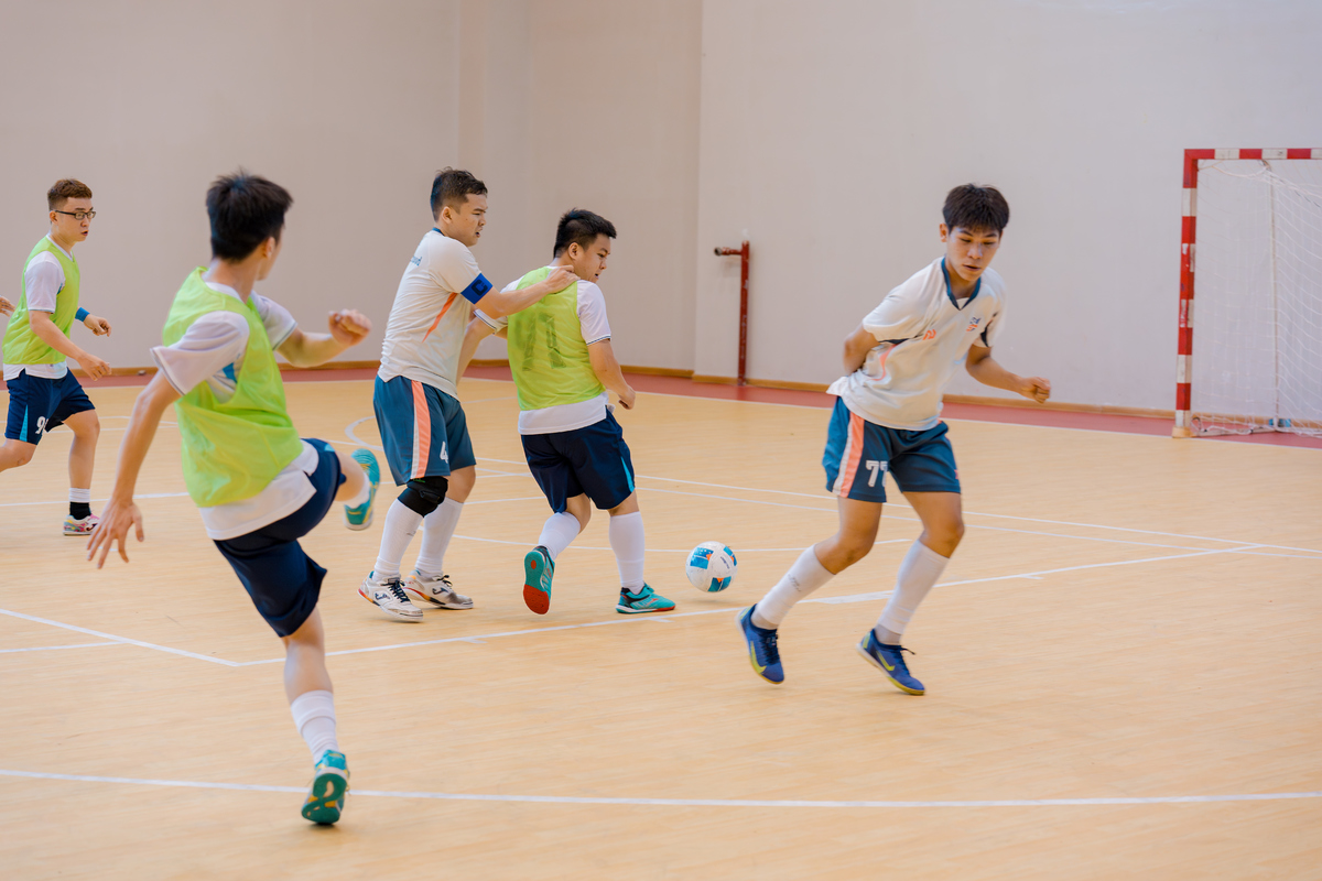 <p class="Normal" style="text-align:justify;"> Trận tranh hạng ba của nhánh Cúp Bạc lại là một bữa tiệc cảm xúc đúng nghĩa khi FHO (áo bib) và FCI (trắng) tạo ra màn rượt đuổi tỷ số kịch tính đến nghẹt thở. FHO sớm mở điểm với pha lập công của Trịnh Tuấn Nam ở phút thứ 8. Nhưng chỉ ít phút sau, Nguyễn Văn Bé Ba lên tiếng với bàn gỡ hòa cho FCI vào phút 12, mở màn cho một cuộc đối đầu không khoan nhượng.</p> <p class="Normal" style="text-align:justify;"> Sang hiệp 2, thế trận tiếp tục đảo chiều chóng mặt. FHO vươn lên dẫn 2-1 sau cú sút cận thành của Đoàn Quốc Đông (phút 29). Chỉ cần một phút sau đó, Bé Ba lại tiếp tục tỏa sáng với bàn gỡ hòa 2-2, rồi hoàn tất cú hat-trick ở phút 32, giúp FCI vượt lên dẫn 3-2.</p>