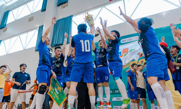 CEO FPT hân hoan trao cúp Futsal FPT 2025 cho FSOFT 1