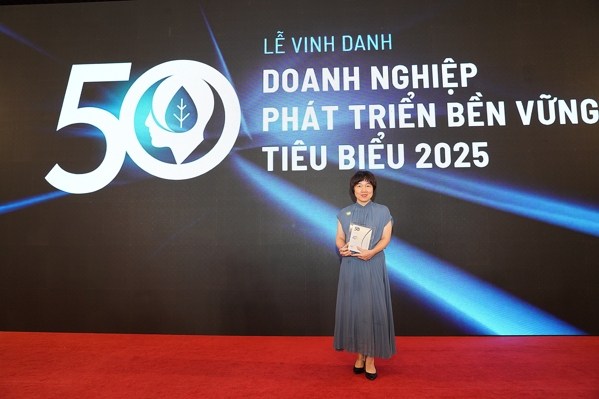 FPT được vinh danh TOP50 Doanh nghiệp phát triển bền vững tiêu biểu 2 -9275-1752578862.jpg