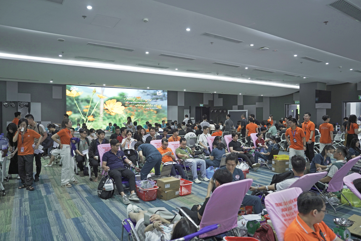 <p class="Normal" dir="ltr" style="text-align:justify;"> Ngày 15/7, khuôn viên tòa nhà F-Town 3, Phần mềm FPT trở thành điểm hẹn ấm áp khi hàng trăm CBNV có mặt tại chương trình hiến máu lần thứ 120 mà Tập đoàn phối hợp tổ chức. Sự kiện bắt đầu từ 7h30 đến hơn 11h, được tổ chức chuyên nghiệp và an toàn, đảm bảo thuận tiện tối đa cho người tham gia.</p>