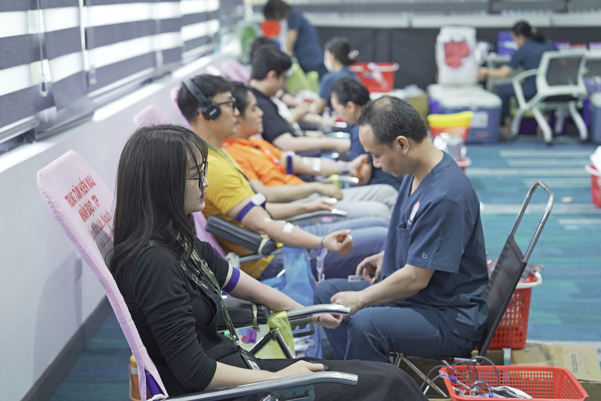 <p class="Normal" dir="ltr" style="text-align:justify;"> Lần này, nhà Phần mềm có đến 393 người tham gia hiến máu, thu về 518 đơn vị máu, vượt số ca theo mục tiêu đề ra &lpar;350 ca&rpar;.</p> <p class="Normal" dir="ltr" style="text-align:justify;"> Anh Đinh Ngọc Tuyên &lpar;Đơn vị Giải pháp và Dịch vụ Doanh nghiệp - EBS&rpar; cảm thấy hào hứng khi chương trình được đông đảo CBNV hưởng ứng. “Mình có cơ hội góp sức cho xã hội, giúp đỡ những hoàn cảnh khó khăn cần nguồn máu. Hiến máu nhân đạo hay bất kỳ chương trình vì cộng đồng nào ở Phần mềm FPT đã cho mình cơ hội giúp đỡ người khác, lan tỏa thêm những điều tốt đẹp trong cuộc sống”, anh nói.</p>