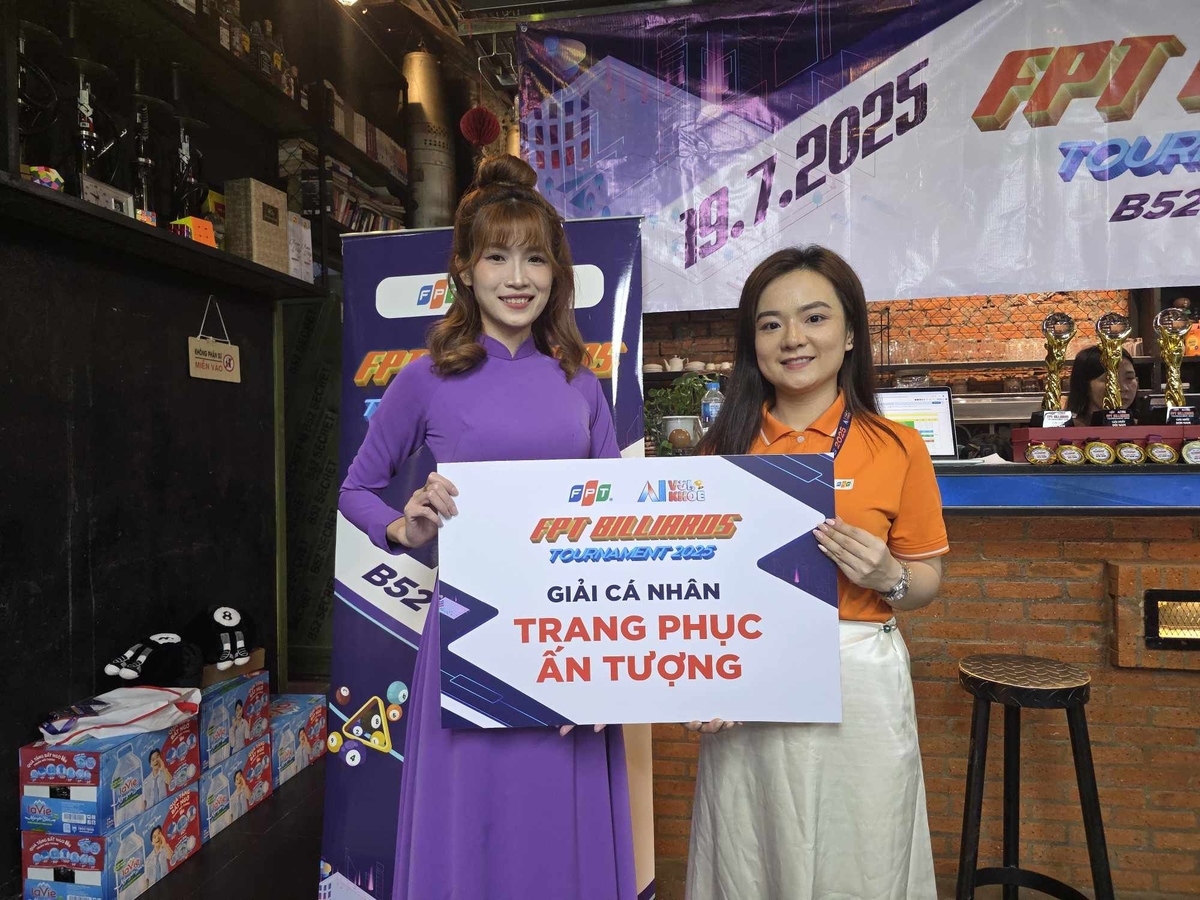 <div style="text-align:justify;"> Giải thưởng Trang phục ấn tượng đã mang đến vô vàn màu sắc cho giải đấu FPT Billiards Tournament 2025. Đã có 4 giải thưởng được trao, trong đó đặc biệt là trang phục áo dài truyền thống của VĐV Lê Nguyễn Hồng Hiếu Thảo - nhà Giáo dục.</div>