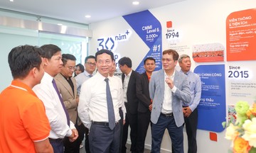 Bộ trưởng Nguyễn Mạnh Hùng khẳng định chiến lược đúng đắn của FPT với công nghệ cao và bán dẫn