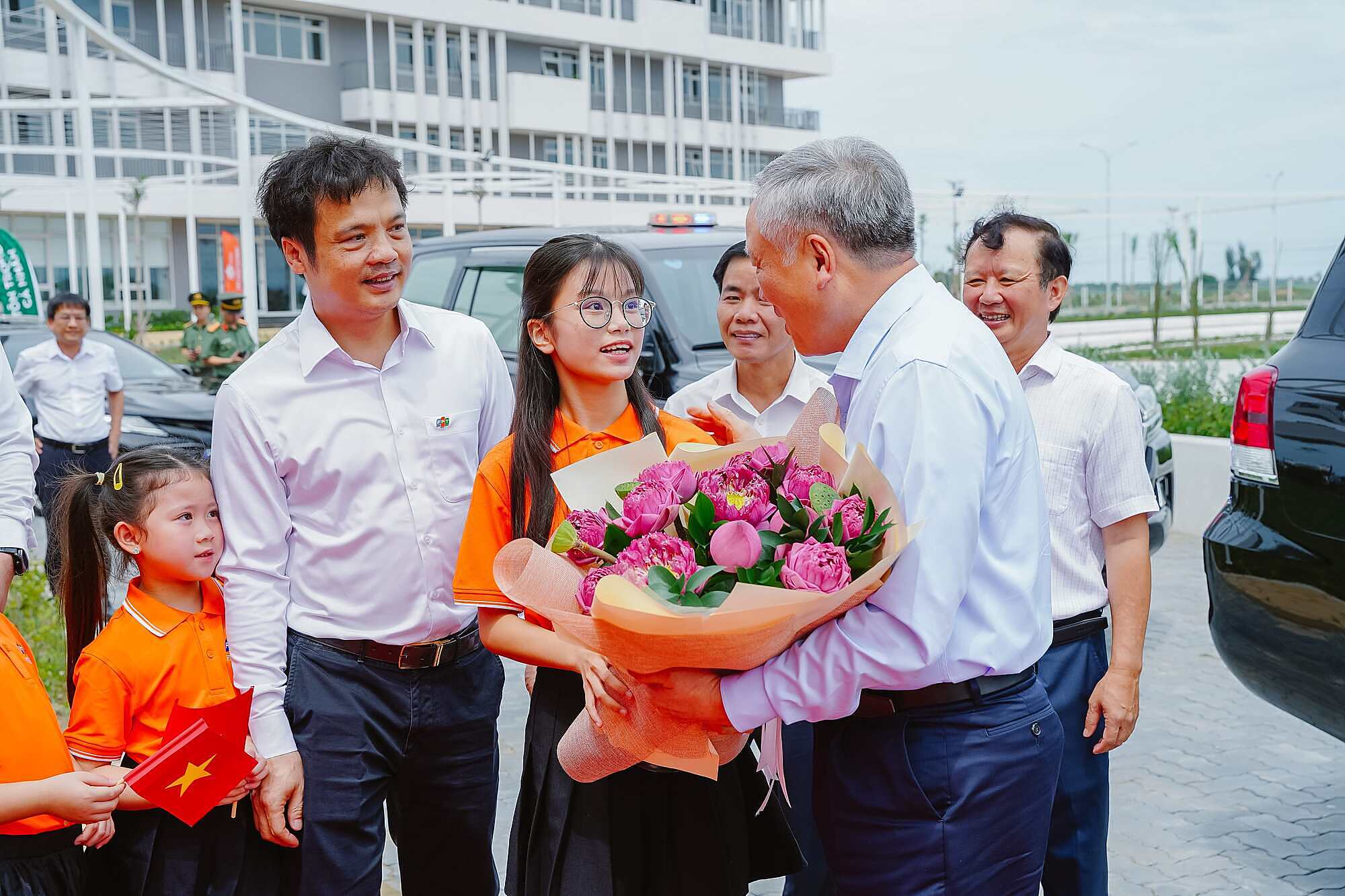 hoc-sinh-fpt-school-hue-tang-hoa-chao-do